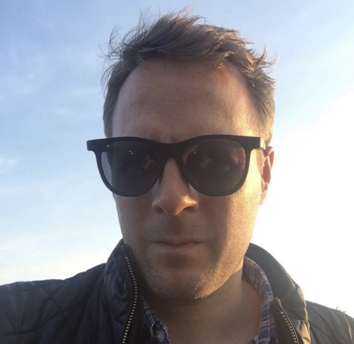 Daniel Østa i sollys med solbriller